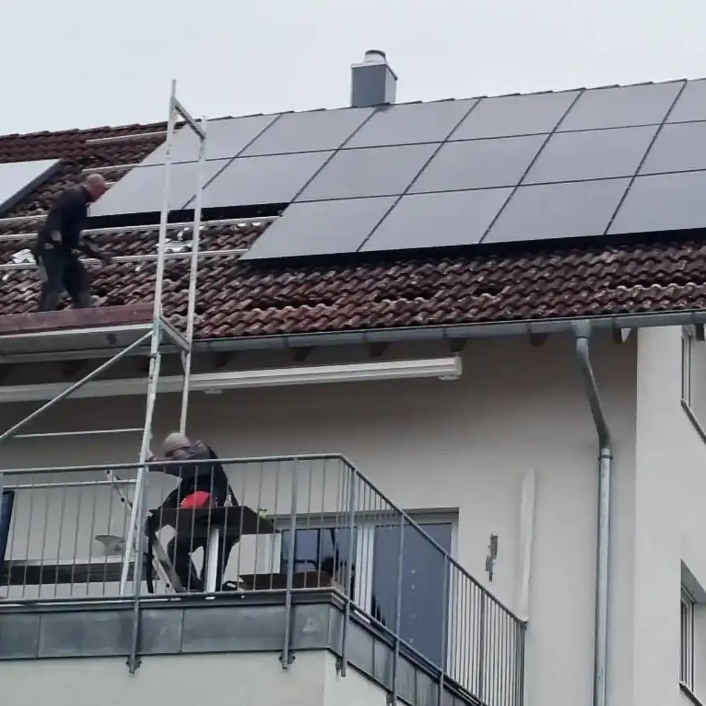 Photovoltaikanlage mit Speicher auf einem Wohnhaus